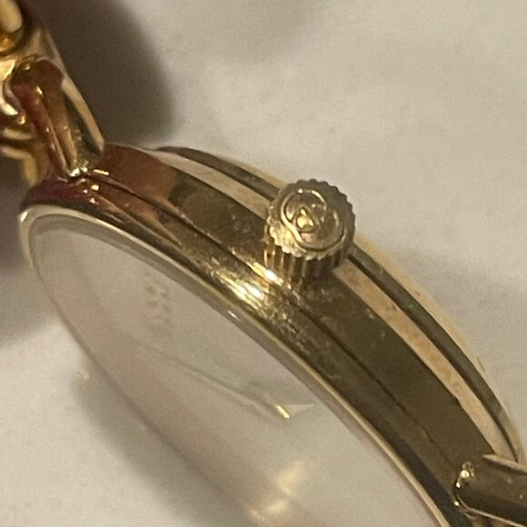 Rare 90s Gucci watch 6000.2 L series, Green lizard band, Mother of Pearl face main image 4